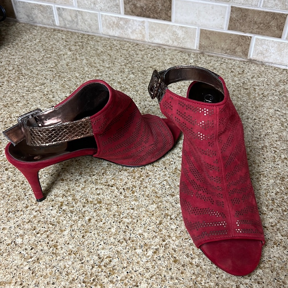 Carlos by Carlos Santana red shoes gold buckle ankle strap size 10